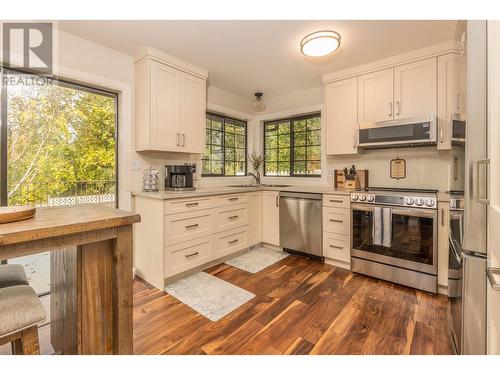 1961 18 Avenue Se, Salmon Arm, BC - Indoor Photo Showing Kitchen With Stainless Steel Kitchen