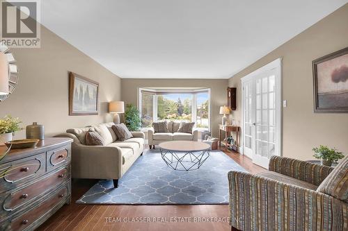 33 Hillcrest Court, Middlesex Centre (Delaware Town), ON - Indoor Photo Showing Living Room