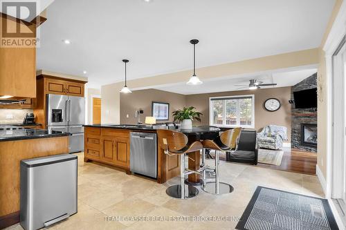 33 Hillcrest Court, Middlesex Centre (Delaware Town), ON - Indoor Photo Showing Kitchen With Upgraded Kitchen