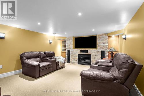 33 Hillcrest Court, Middlesex Centre (Delaware Town), ON - Indoor Photo Showing Living Room With Fireplace