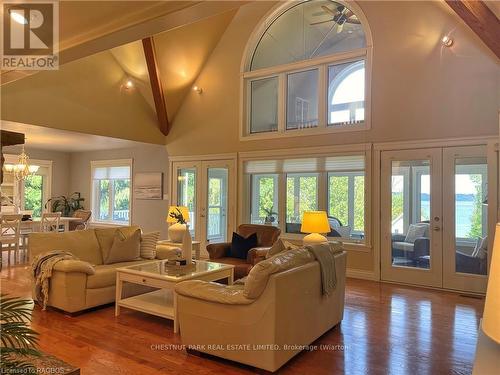 111 Sunset Boulevard, Georgian Bluffs, ON - Indoor Photo Showing Living Room