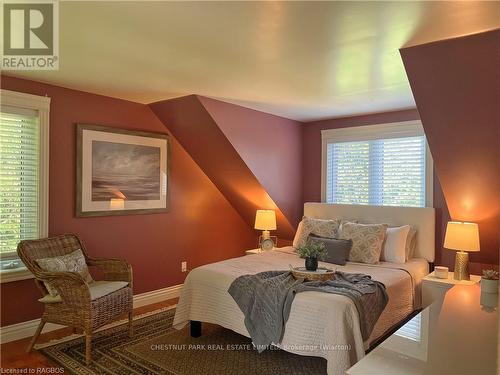 111 Sunset Boulevard, Georgian Bluffs, ON - Indoor Photo Showing Bedroom