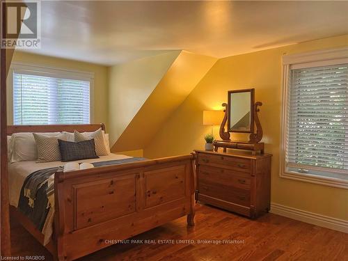 111 Sunset Boulevard, Georgian Bluffs, ON - Indoor Photo Showing Bedroom