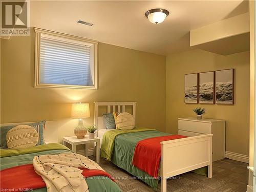 111 Sunset Boulevard, Georgian Bluffs, ON - Indoor Photo Showing Bedroom