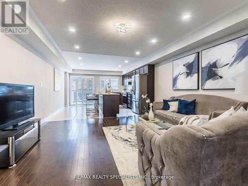 29 Finegan Circle, Brampton, ON - Indoor Photo Showing Living Room