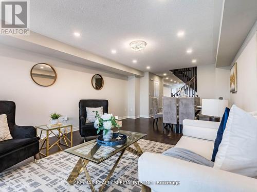 29 Finegan Circle, Brampton, ON - Indoor Photo Showing Living Room