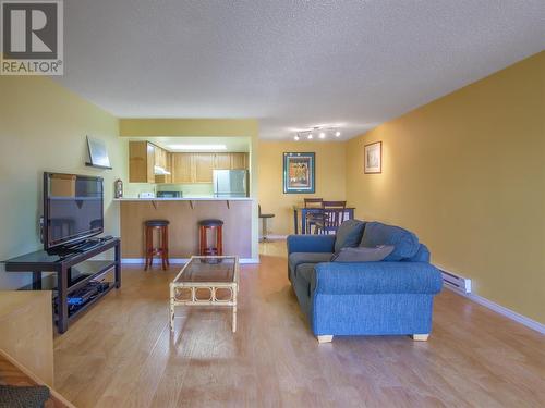 3140 Wilson Street Unit# 412, Penticton, BC - Indoor Photo Showing Living Room