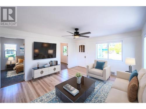 9105 74 Avenue, Osoyoos, BC - Indoor Photo Showing Living Room