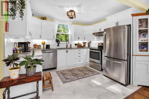 29 Connaught Avenue, Aurora, ON - Indoor Photo Showing Kitchen