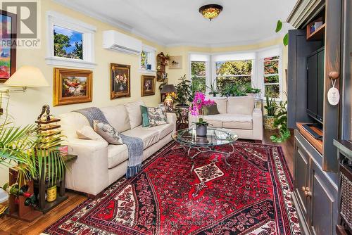 29 Connaught Avenue, Aurora, ON - Indoor Photo Showing Living Room