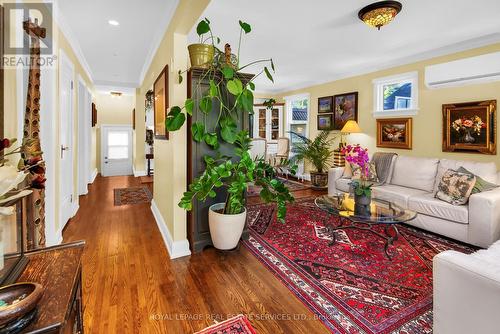 29 Connaught Avenue, Aurora, ON - Indoor Photo Showing Living Room