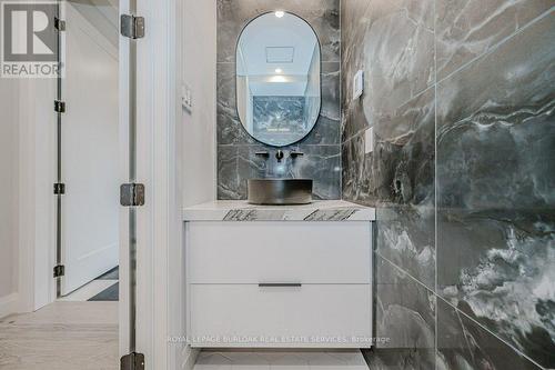 2275 Courtland Drive, Burlington, ON - Indoor Photo Showing Bathroom