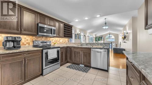 193 Tanoak Drive, London, ON - Indoor Photo Showing Kitchen