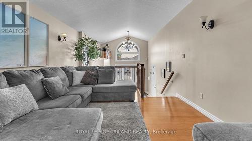 193 Tanoak Drive, London, ON - Indoor Photo Showing Living Room