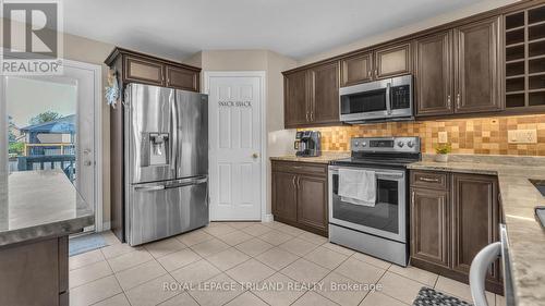 193 Tanoak Drive, London, ON - Indoor Photo Showing Kitchen