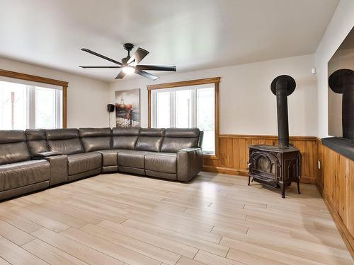 Living room - 1408 Rue Laplante, Saint-Valérien-De-Milton, QC - Indoor Photo Showing Living Room