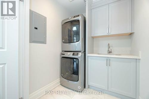 1 Battersea Crescent, Toronto, ON - Indoor Photo Showing Laundry Room