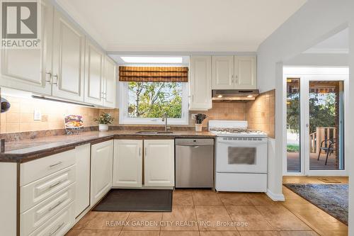 11 Centennial Drive, Grimsby, ON - Indoor Photo Showing Kitchen