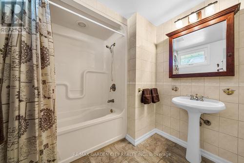 11 Centennial Drive, Grimsby, ON - Indoor Photo Showing Bathroom