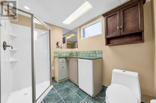 11 Centennial Drive, Grimsby, ON - Indoor Photo Showing Bathroom