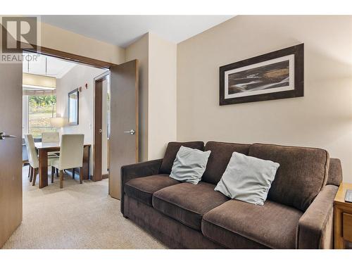 2950 Camozzi Road Unit# 2427, Revelstoke, BC - Indoor Photo Showing Living Room