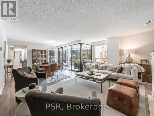 602 - 164 Cumberland Street, Toronto, ON - Indoor Photo Showing Living Room