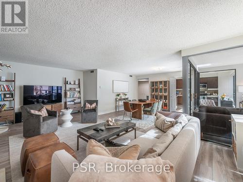 602 - 164 Cumberland Street, Toronto, ON - Indoor Photo Showing Living Room