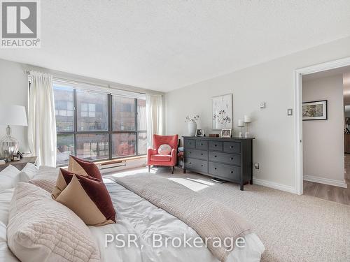 602 - 164 Cumberland Street, Toronto, ON - Indoor Photo Showing Living Room