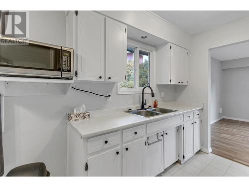 7645 Kingsley Crescent, Prince George, BC - Indoor Photo Showing Kitchen With Double Sink