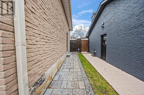 Mn & Bs - 194 Romfield Circuit, Markham, ON - Outdoor With Exterior