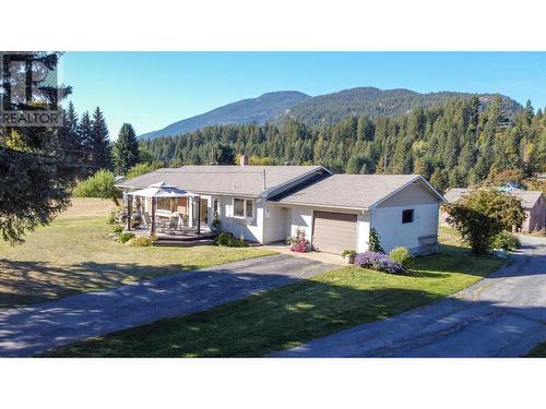 2697 Shoreacres  Road, Castlegar, BC - Outdoor