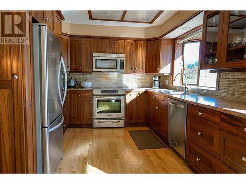 2697 Shoreacres  Road, Castlegar, BC - Indoor Photo Showing Kitchen