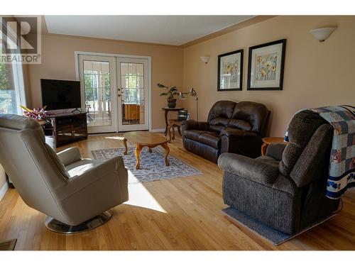 2697 Shoreacres  Road, Castlegar, BC - Indoor Photo Showing Living Room