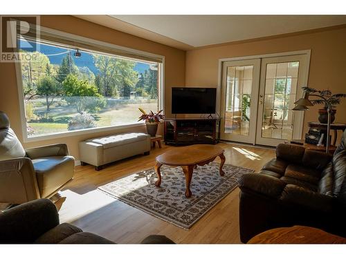 2697 Shoreacres  Road, Castlegar, BC - Indoor Photo Showing Living Room