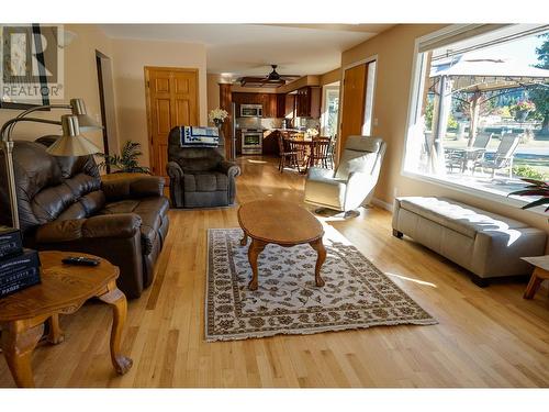 2697 Shoreacres  Road, Castlegar, BC - Indoor Photo Showing Living Room