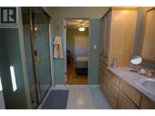 2697 Shoreacres  Road, Castlegar, BC - Indoor Photo Showing Bathroom