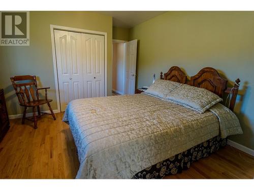 2697 Shoreacres  Road, Castlegar, BC - Indoor Photo Showing Bedroom