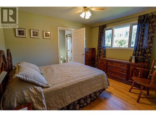 2697 Shoreacres  Road, Castlegar, BC - Indoor Photo Showing Bedroom