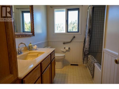 2697 Shoreacres  Road, Castlegar, BC - Indoor Photo Showing Bathroom