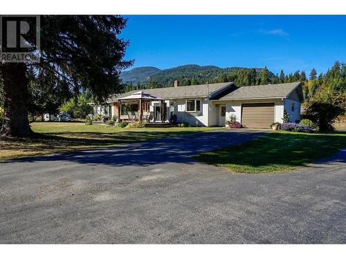 2697 Shoreacres  Road, Castlegar, BC - Outdoor