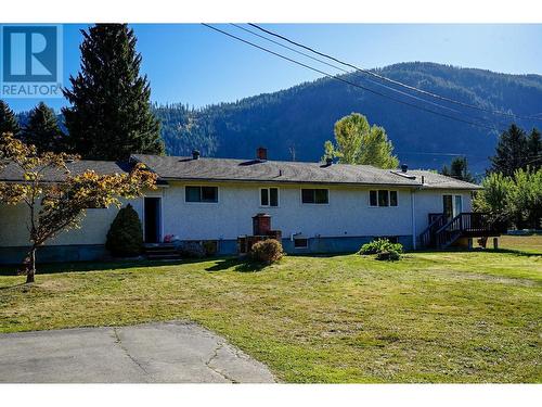 2697 Shoreacres  Road, Castlegar, BC - Outdoor