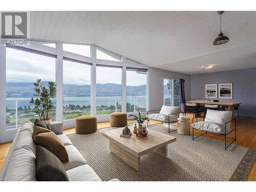 1161 Gregory Road, Kelowna, BC - Indoor Photo Showing Living Room