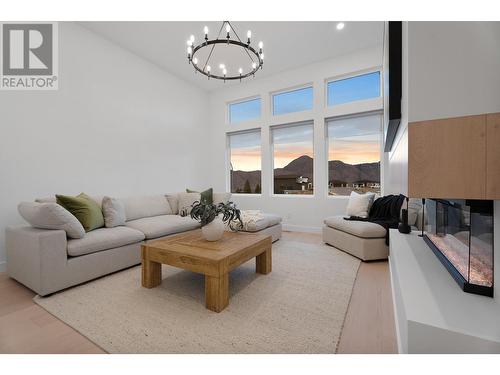 2141 Galore Crescent, Kamloops, BC - Indoor Photo Showing Living Room