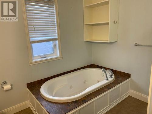 1041 117 Avenue, Dawson Creek, BC - Indoor Photo Showing Bathroom