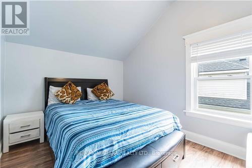 4586 Fifth Avenue, Niagara Falls, ON - Indoor Photo Showing Bedroom