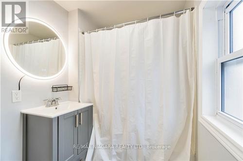 4586 Fifth Avenue, Niagara Falls, ON - Indoor Photo Showing Bathroom