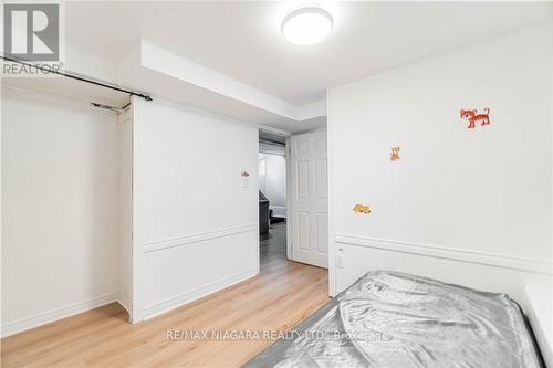 4586 Fifth Avenue, Niagara Falls, ON - Indoor Photo Showing Bedroom