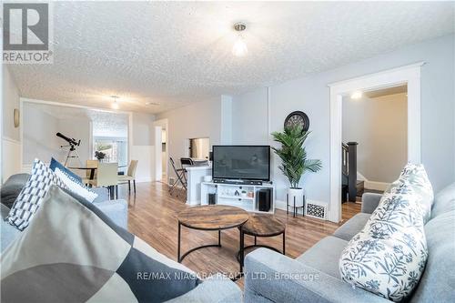 4586 Fifth Avenue, Niagara Falls, ON - Indoor Photo Showing Living Room