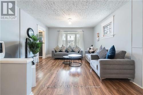 4586 Fifth Avenue, Niagara Falls, ON - Indoor Photo Showing Living Room