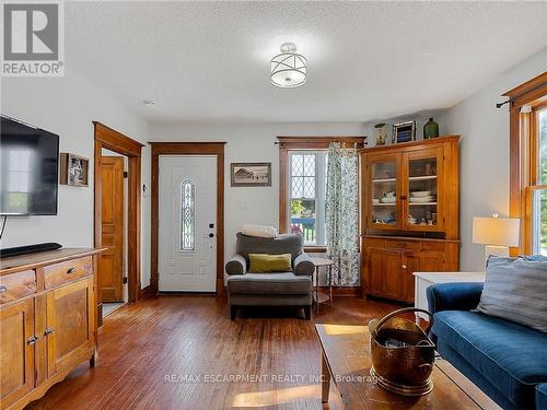 84 Garden Avenue, Brantford, ON - Indoor Photo Showing Living Room